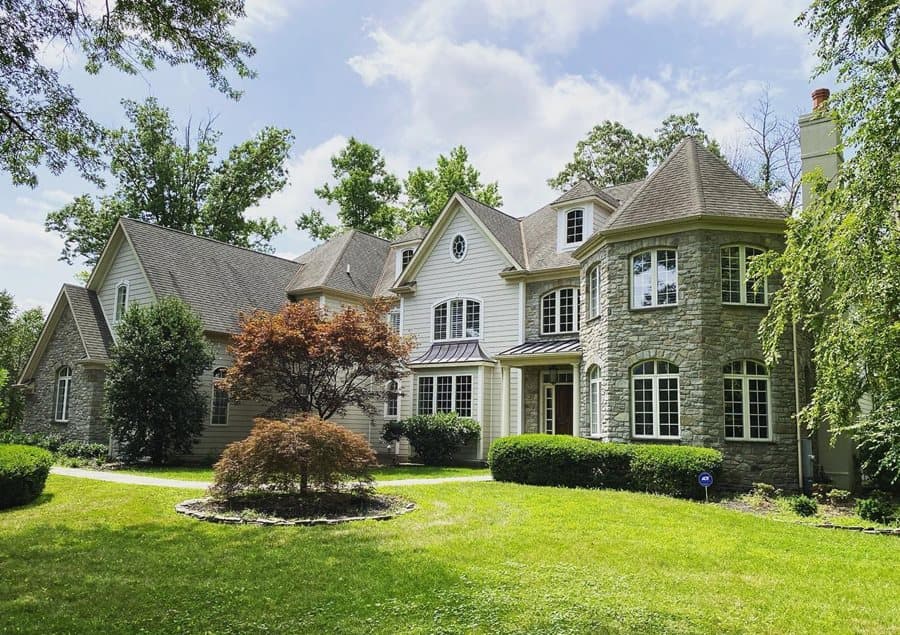 brick-and-stone-6 gray neutral stone siding colors
