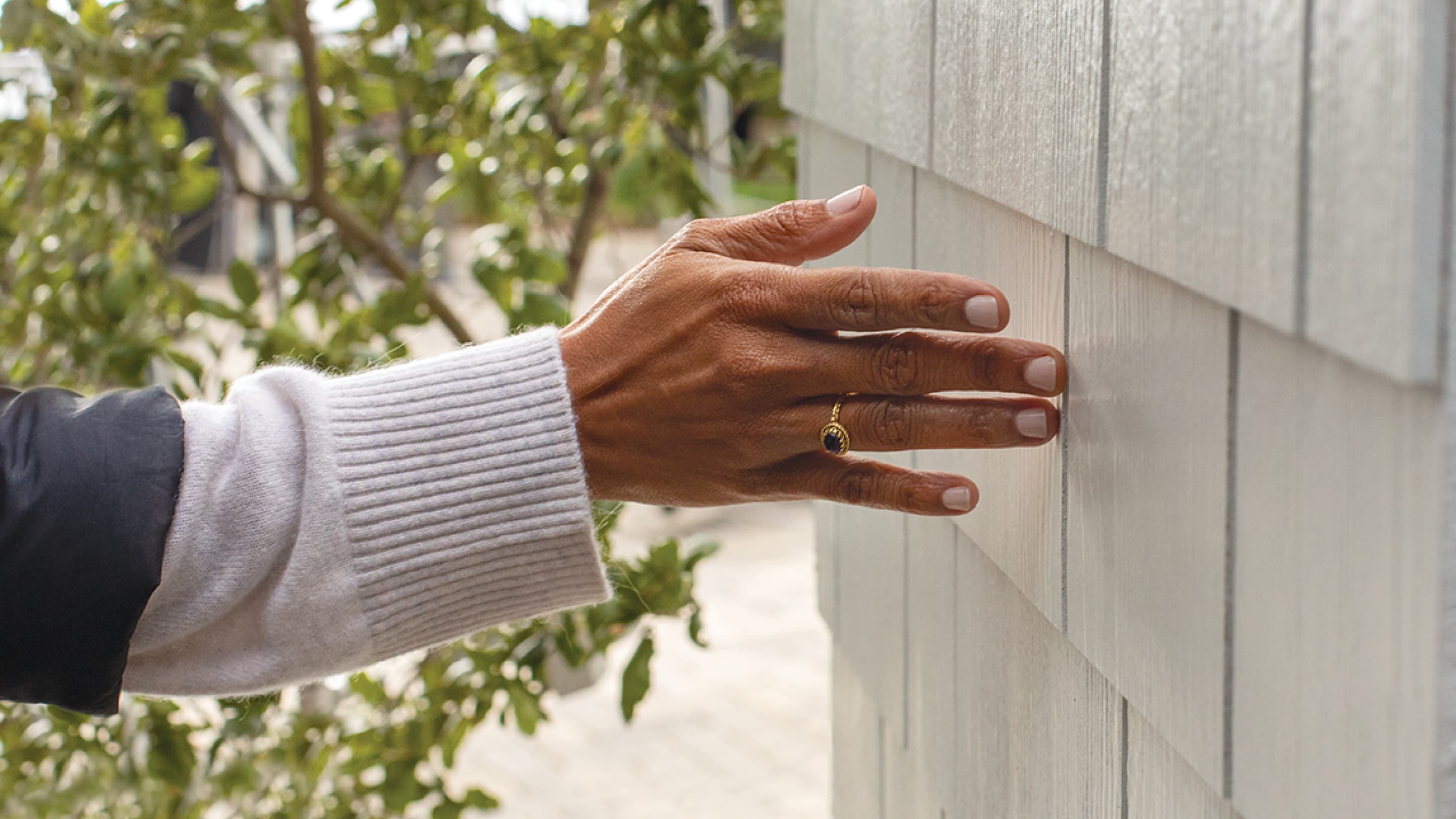 closeup-hand-hardie-shingle-arctic-white closeup of a hand on hardie shingle arctic white