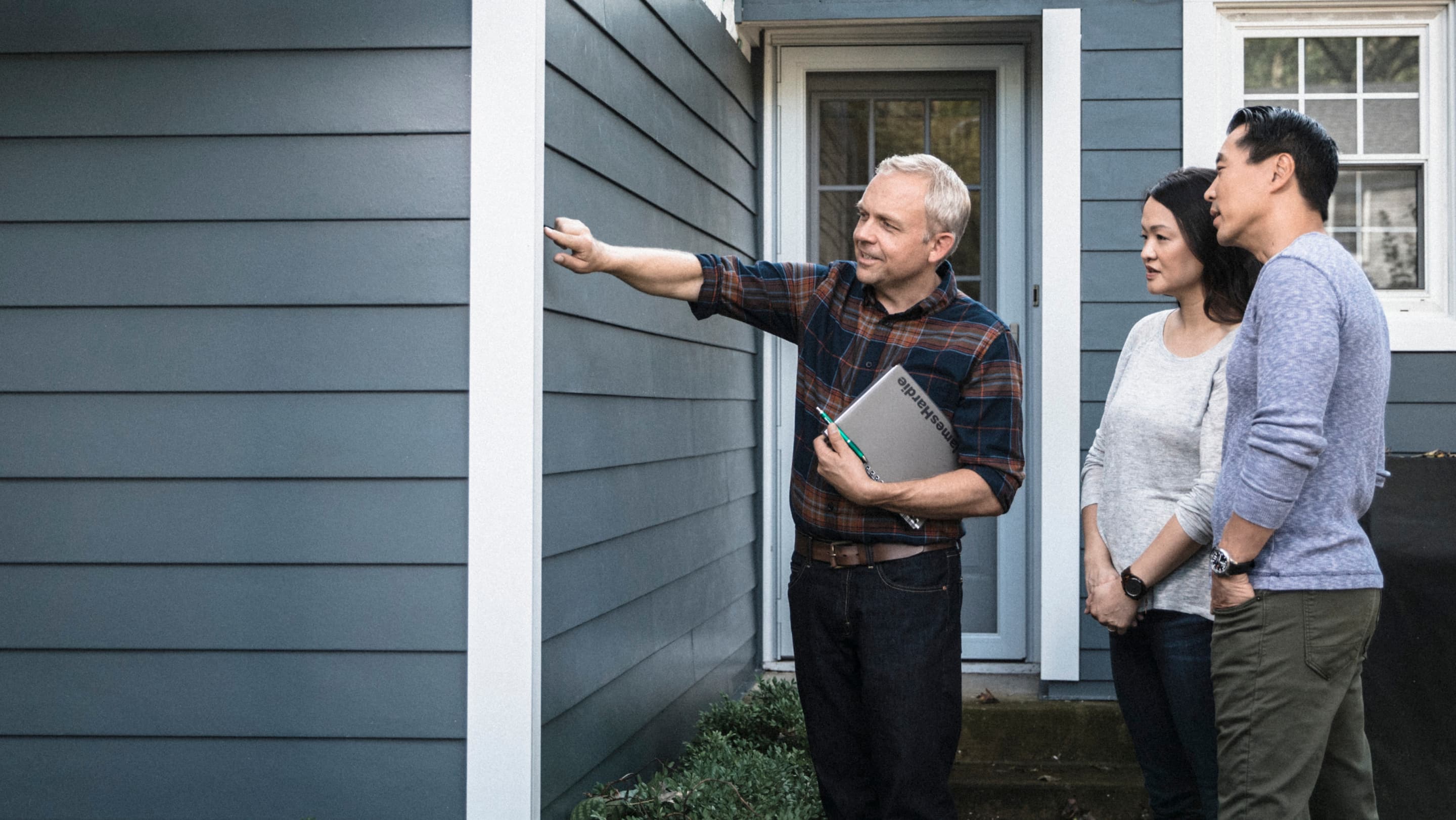 contractor-client-reviewing-james-hardie-website-tablet